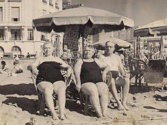 Felipe Manassero con su esposa y hermana en Mar del Plata (Mar/1957)