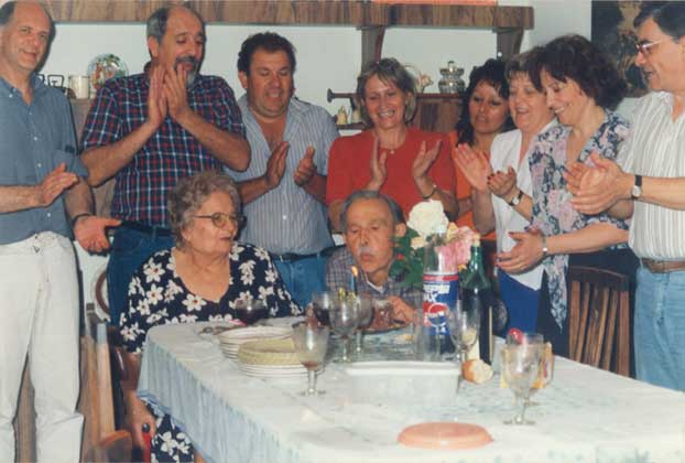 Margarita Sarzotti y Roberto Julio Tarquini con sus hijos en el cumpleaos 80 de Roberto (Oct/1997)