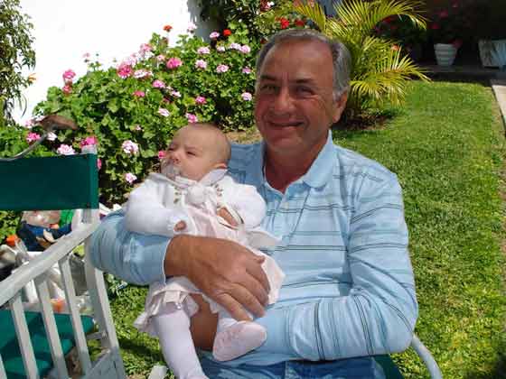 Alejandro Gerardo Manassero con su nieta Clara Maria Villar (2008)