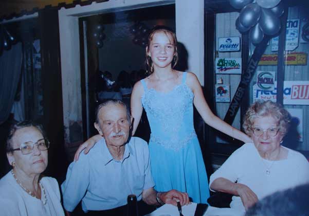 Luciana del Valle Giordano en sus 15 años con sus abuelos (Año 1996)
