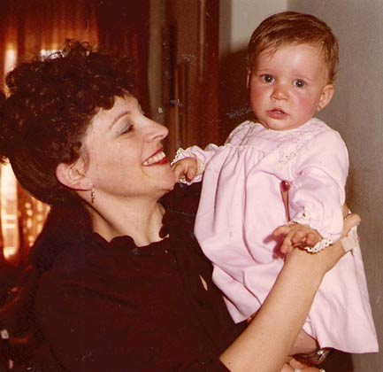 Luciana del Valle Giordano al ao con su tia Stella Maris (1982)