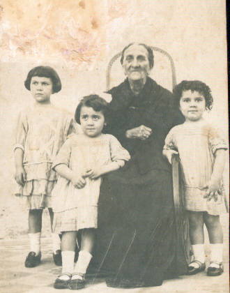 Nelida Eugenia Solari con su abuela paterna y hermanas (Año 1916)